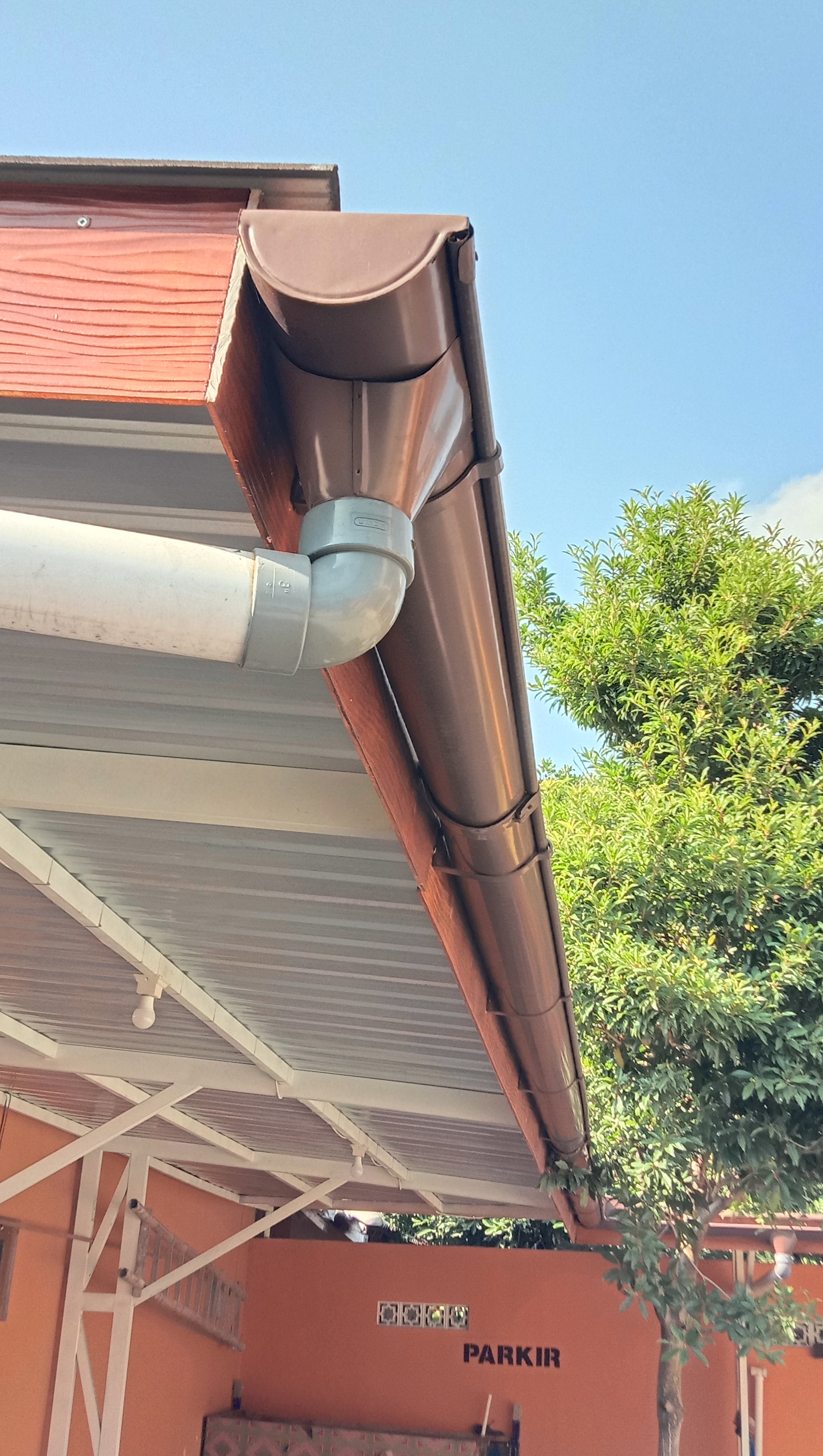 Penggantung khusus talang